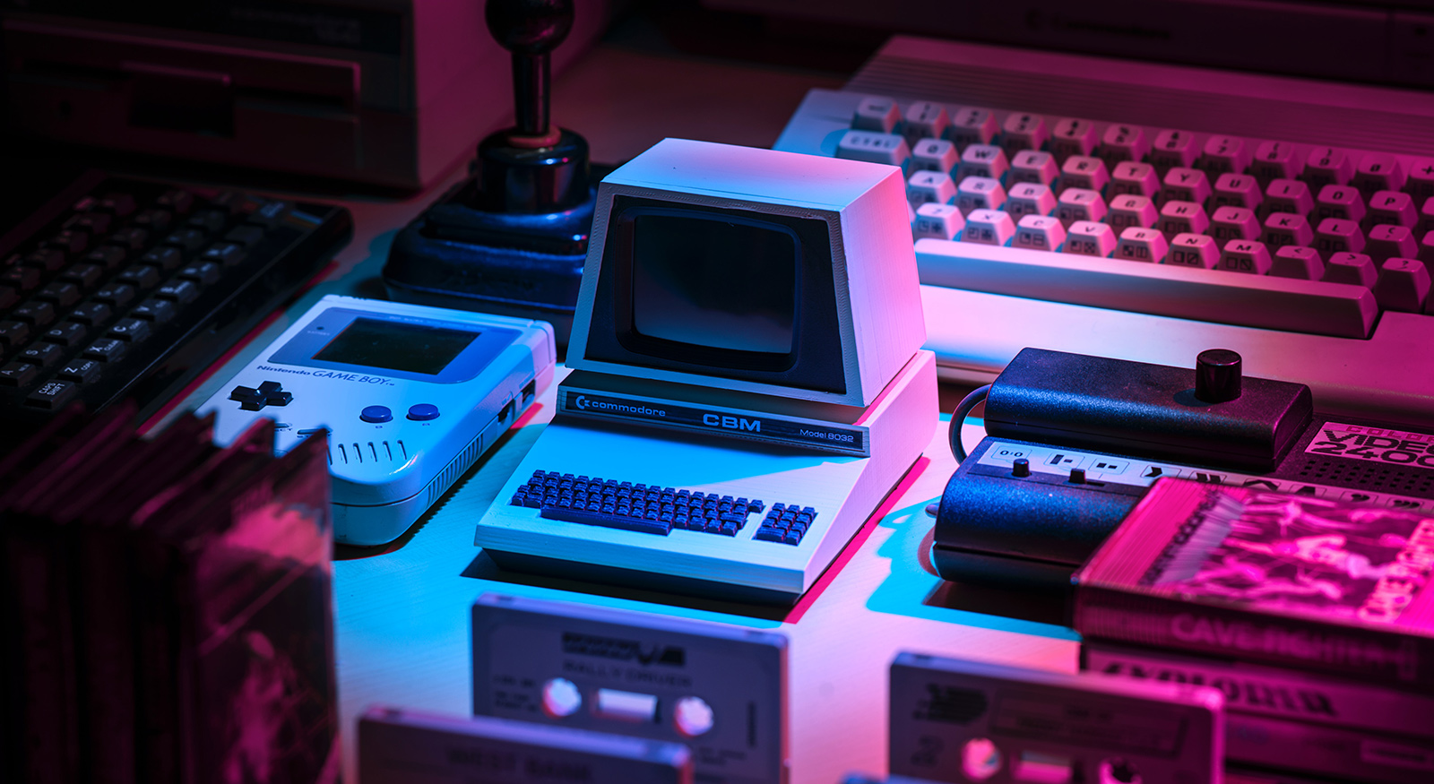 Ein Computer Setup aus den 80ern im Neon Stil 