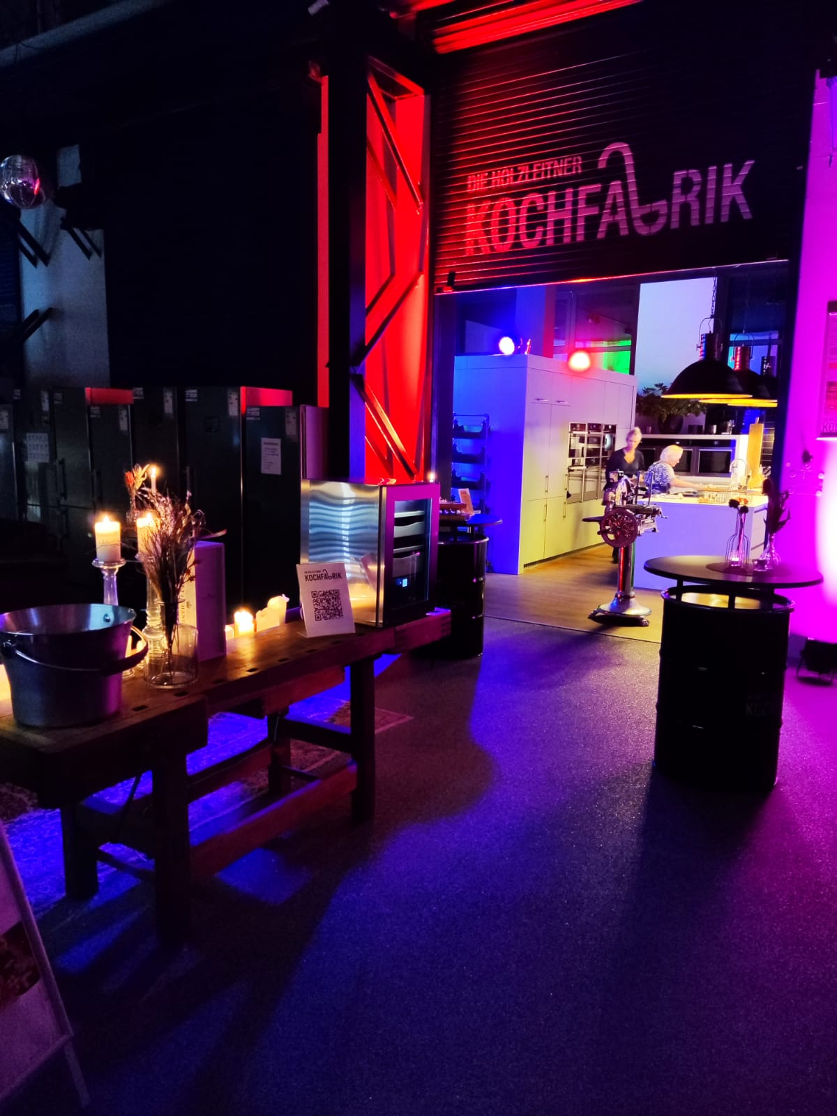 Die Holzleitner Kochfbarik im Neon-Licht