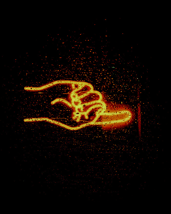 Ein NEON Finger der nach rechts auf den Text zeigt