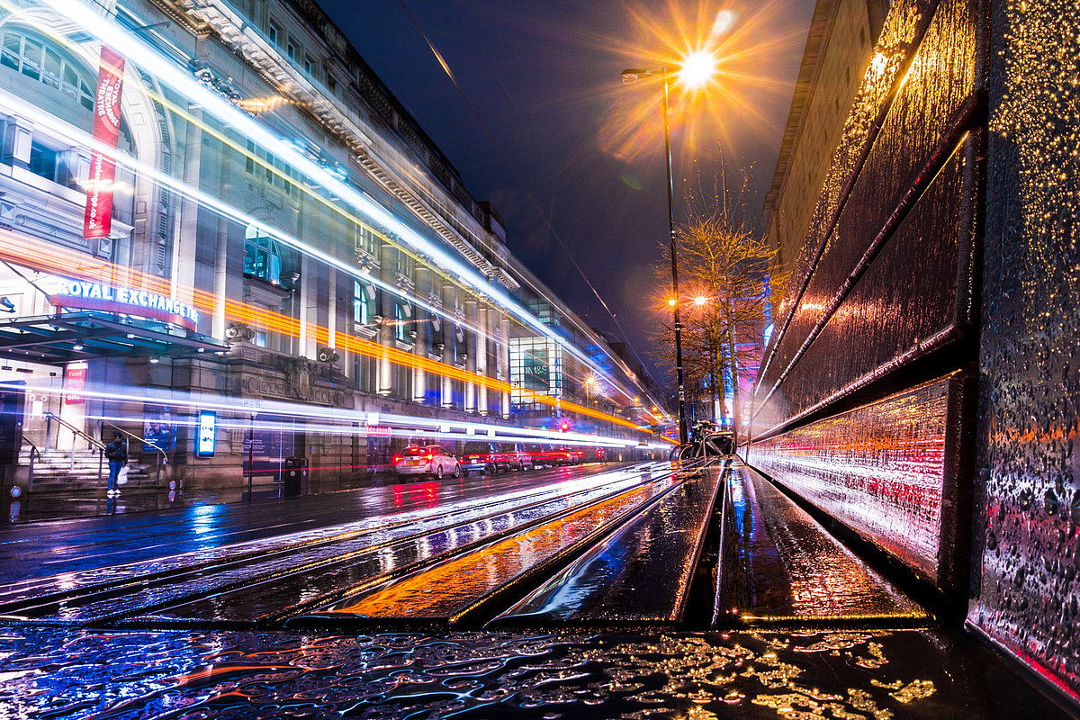 Eine Straße am Abend sehr grell beleuchtet