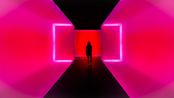 Pinke große Neon LED Wände mit einer Frau in der Mitte