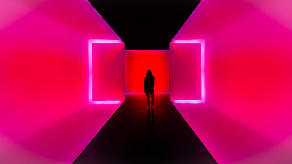 Pinke große Neon LED Wände mit einer Frau in der Mitte