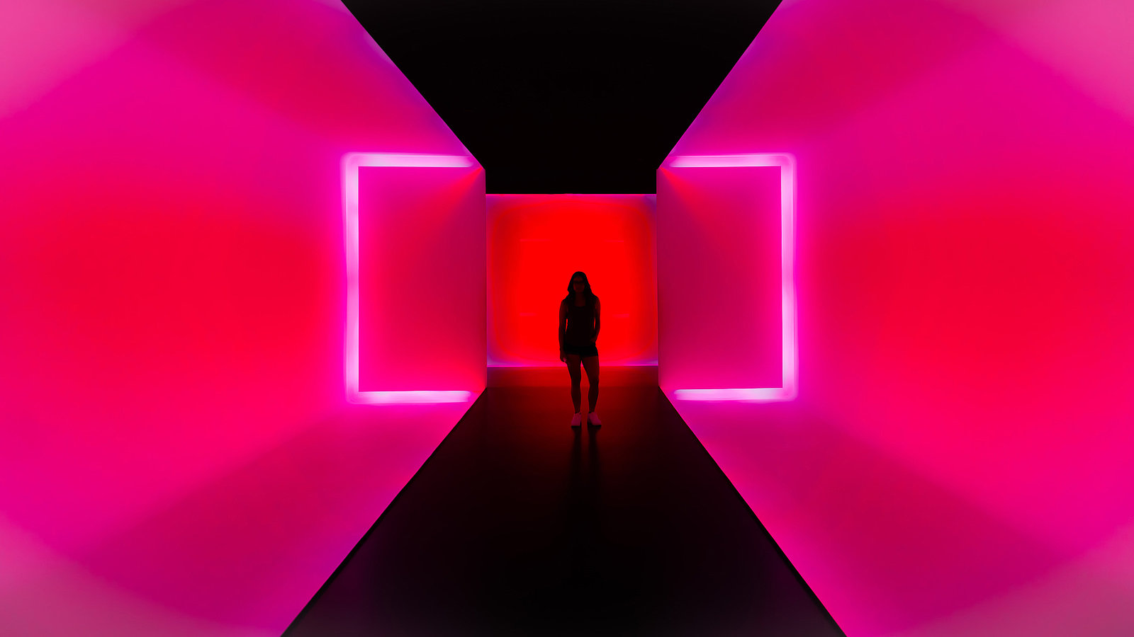 Pinke große Neon LED Wände mit einer Frau in der Mitte
