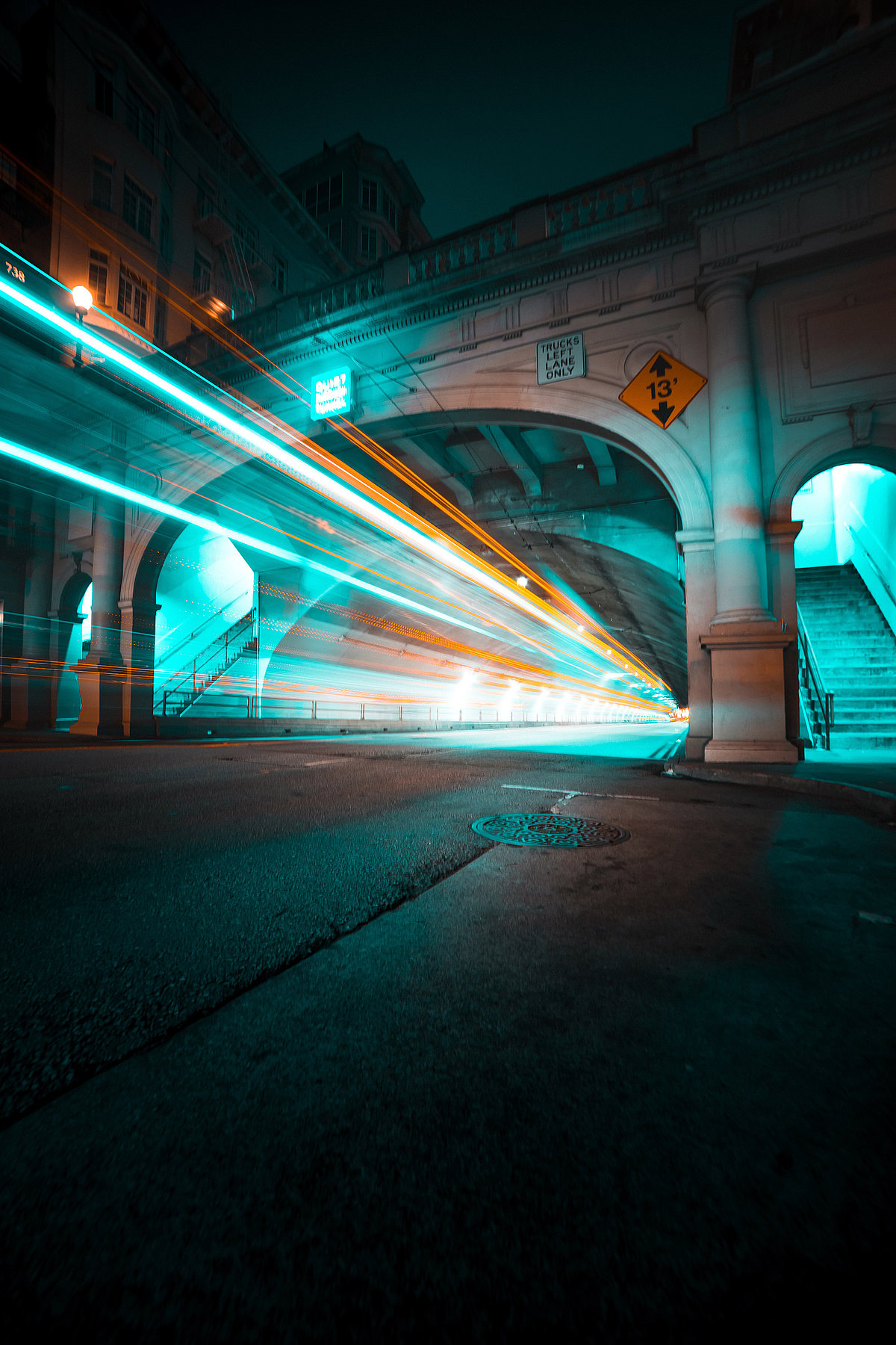 Ein Tunnel in der Nacht mit einer Leuchtspur von einem Auto