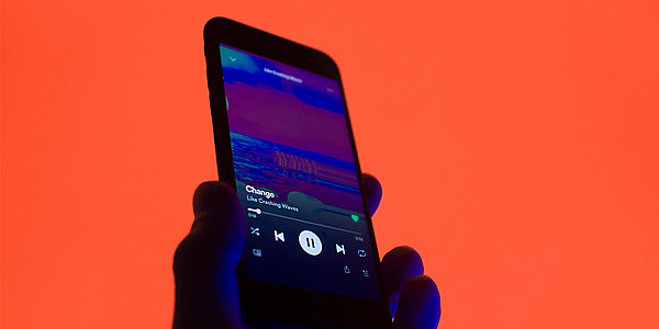 Jemand hält ein Smartphone in der Hand